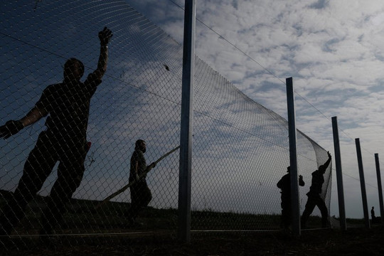 Hungary xây dựng hàng rào công nghệ cao chặn người nhập cư