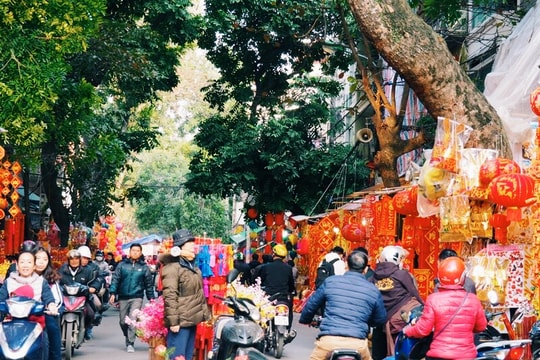 Phố Hàng Mã nhộn nhịp trước ngày Tết Táo quân