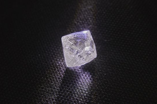 Tìm thấy viên kim cương "khủng" nặng 100 carat tại Nga