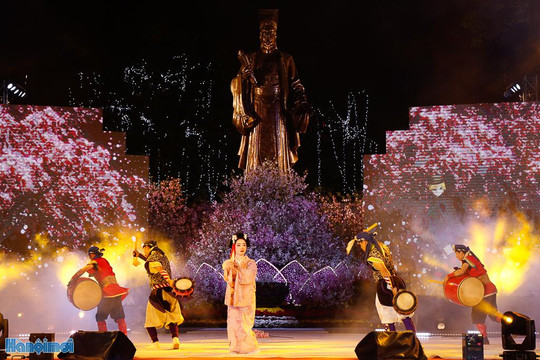 Rực rỡ đêm khai mạc Lễ hội hoa anh đào Nhật Bản - Hà Nội 2019