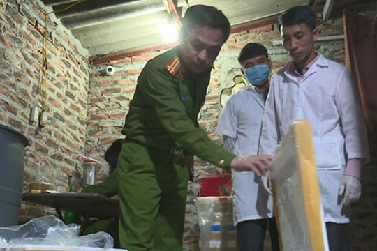 Hà Nội: Phát hiện cơ sở bơm tạp chất vào tôm số lượng lớn