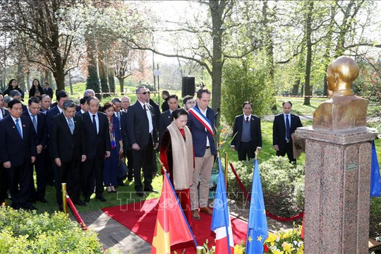 Chủ tịch Quốc hội Nguyễn Thị Kim Ngân đặt hoa tại Tượng đài Chủ tịch Hồ Chí Minh ở Pháp