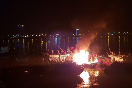Tàu cá bốc cháy ngùn ngụt khi neo dưới chân cầu Rồng