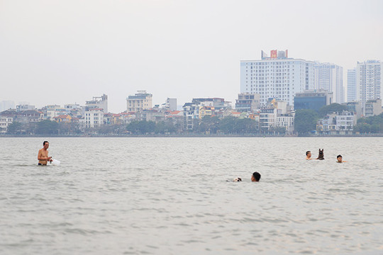 Chớm nóng, người dân Hà Nội kéo nhau ra hồ Tây tắm giải nhiệt