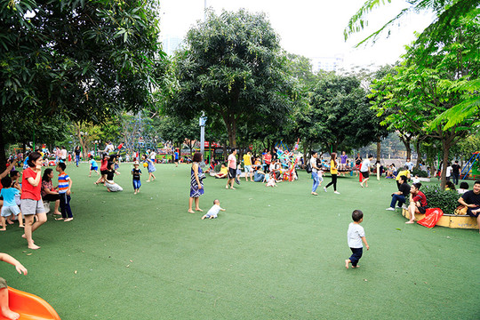 Hà Nội: Công viên hút trẻ nhỏ trong ngày đầu nghỉ lễ Giỗ Tổ Hùng Vương