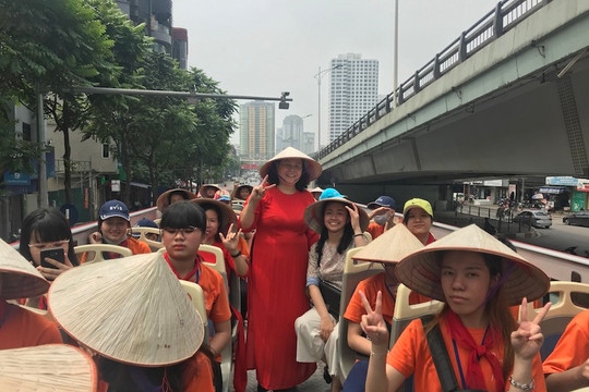 Hơn 40 học sinh khiếm thính hào hứng trải nghiệm xe buýt 2 tầng quanh Hà Nội