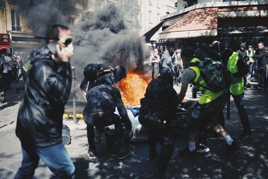 Pháp: Cảnh sát sử dụng hơi cay nhằm vào người biểu tình "Áo vàng"