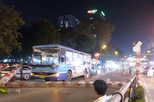 Xe buýt húc đổ barie cầu vượt Thái Hà - Chùa Bộc