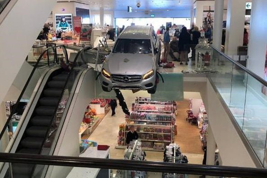 Ô tô lao vào trung tâm mua sắm ở Đức, ít nhất 9 người bị thương