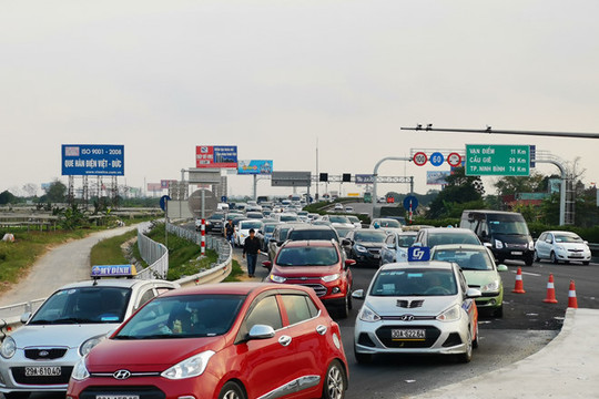 Xe quá nhiều, cao tốc Pháp Vân - Cầu Giẽ tạm cấm đường