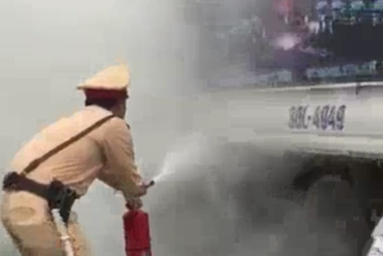 Cảnh sát giao thông kịp thời dập lửa, cứu ô tô bị cháy