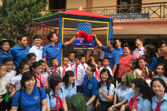 Tuổi trẻ Thủ đô tặng quà thanh, thiếu nhi và gia đình chính sách tỉnh Điện Biên