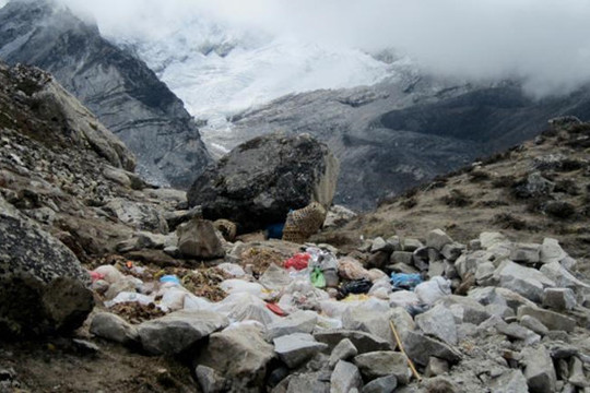 Thi thể người và rác lộ ra trong đợt dọn dẹp đỉnh Everest