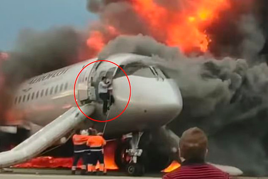 Khoảnh khắc cơ phó trèo vào máy bay Nga bốc cháy tìm cứu cơ trưởng