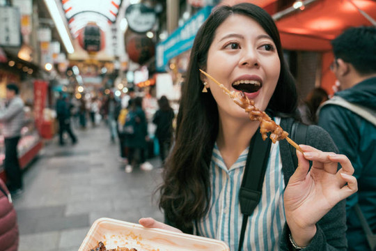 Ngăn xả rác bừa bãi, thành phố Nhật Bản cấm du khách vừa đi vừa ăn