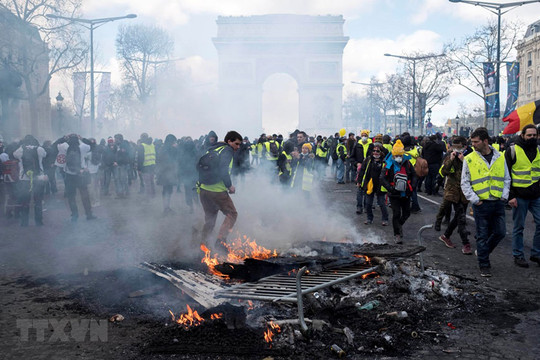 Pháp: Các cuộc biểu tình của phe "Áo vàng" biến thành bạo động
