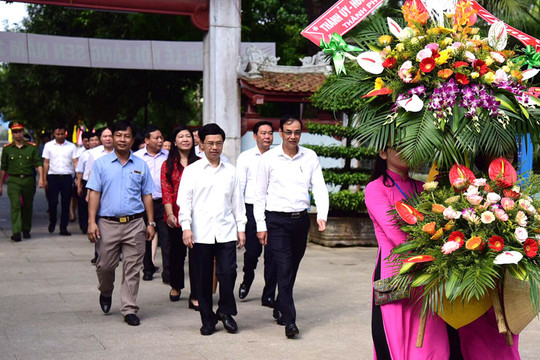 Đoàn đại biểu TP Hà Nội dâng hương tưởng nhớ Chủ tịch Hồ Chí Minh