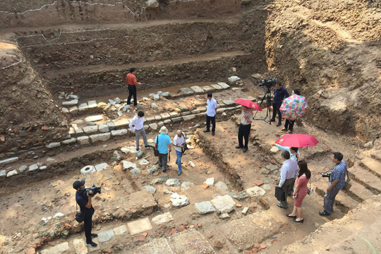 Xuất lộ dấu tích chân móng kiến trúc xây bằng đá tại Hoàng thành Thăng Long