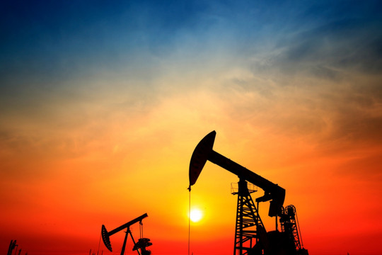 Giá dầu mỏ thế giới tăng 3%, tiến sát mốc 73 USD/thùng