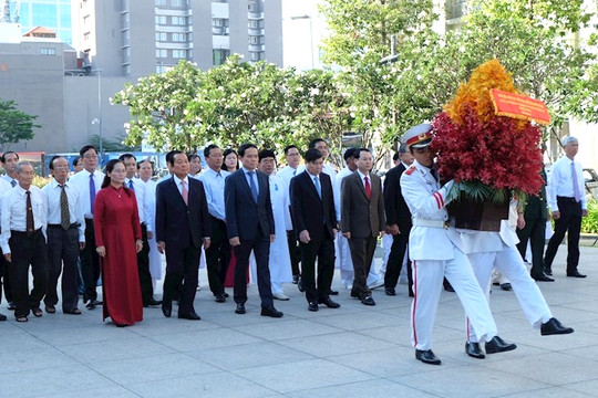 Dâng hương tưởng niệm Chủ tịch Hồ Chí Minh tại Bến Nhà Rồng