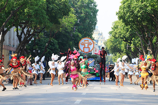 Lễ hội Carnival khuấy động không gian phố đi bộ hồ Hoàn Kiếm