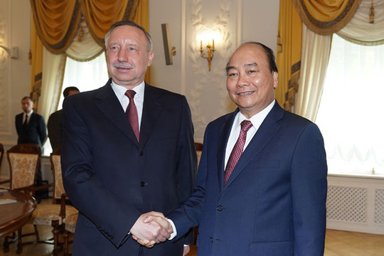 Thủ tướng gặp quyền Thống đốc Saint Petersburg