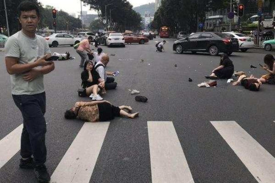 Trung Quốc: Xe "điên" lao vào đám đông, 13 người bị thương
