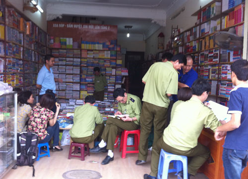 Hà Nội: Bắt giữ lượng lớn sách, đĩa học tiến Anh in lậu