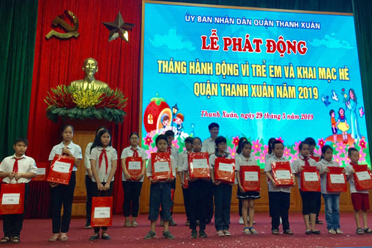 Quận Thanh Xuân tặng thiếu nhi gần 300 suất quà và học bổng