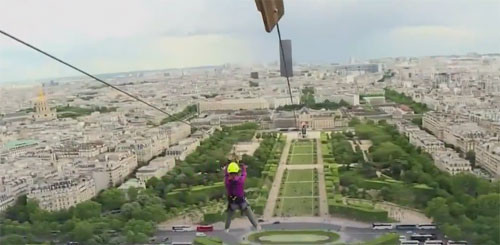 Trượt zipline 90 km/h từ tháp Eiffel, ngắm Paris ở độ cao 115m