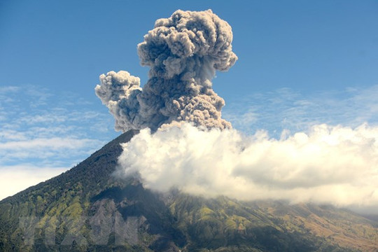 Indonesia: Núi lửa Agung lại thức giấc, phun tro bụi cao tới 2.000m