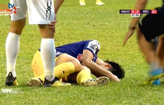 Trung vệ Đình Trọng bị chấn thương nặng, nguy cơ lỡ King's Cup 2019