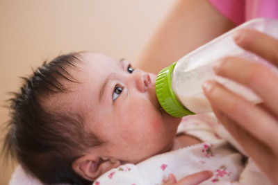 Phát hiện chấn động: Sữa mẹ chứa chất tiêu diệt tế bào ung thư