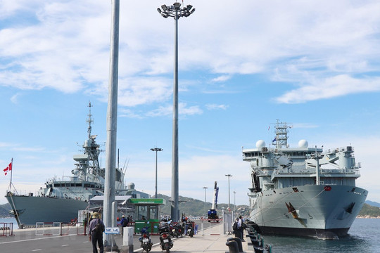 Hai tàu Hải quân Hoàng gia Canada cập cảng quốc tế Cam Ranh