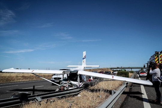 Bồ Đào Nha: Máy bay hạ cánh khẩn cấp trên đường cao tốc