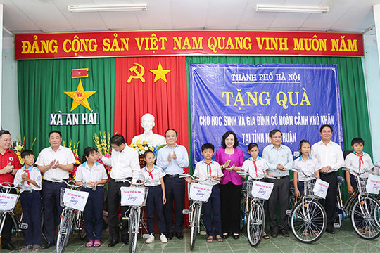 Đoàn công tác TP Hà Nội tặng quà gia đình chính sách tại tỉnh Ninh Thuận