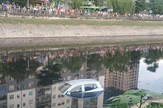 Hà Nội: Ô tô bốn chỗ bất ngờ lao xuống sông Tô Lịch