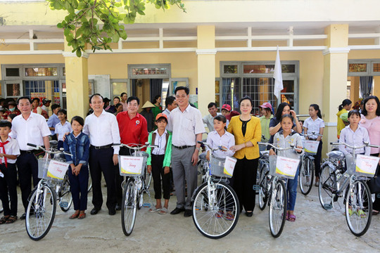 Đoàn công tác thành phố Hà Nội tặng quà tại tỉnh Phú Yên