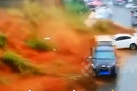 Hàng chục ô tô bị vùi lấp sau vụ lở núi kinh hoàng