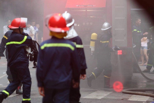 Giải cứu hàng chục người mắc kẹt trong đám cháy khách sạn
