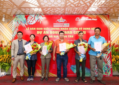 Việt Hưng Phát trao hàng trăm sổ hồng cho khách hàng tại Boulevard City Bà Rịa - Vũng Tàu