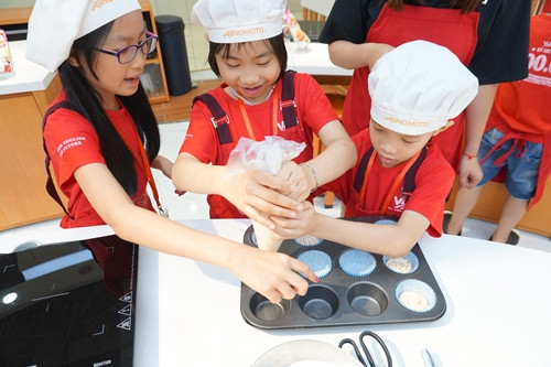 Học viên khóa tiếng Anh hè VUS Hà Nội háo hức với trải nghiệm “bếp núc”