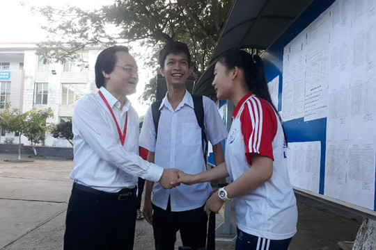 Bộ trưởng Bộ Giáo dục và Đào tạo Phùng Xuân Nhạ kiểm tra thi tại tỉnh Long An