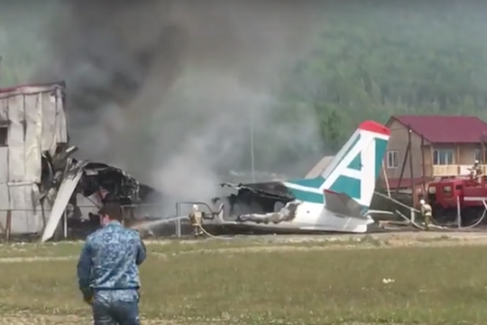 Nga: Máy bay bốc cháy dữ dội khi hạ cánh khẩn cấp, 9 người thương vong