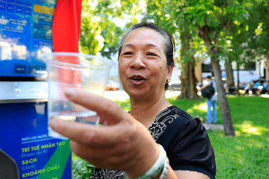 Người dân hào hứng sử dụng máy lọc nước thông minh đầu tiên tại Hà Nội