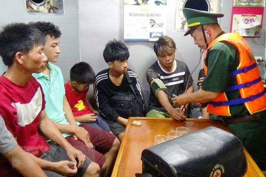 Quảng Bình: Cứu 6 ngư dân và 2 cháu bé trên tàu cá bị chìm trên biển