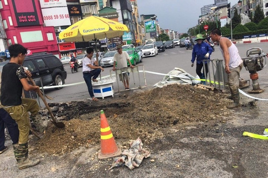 Hà Nội khắc phục xong sự cố vỡ đường ống nước ở ngã 6 Ô Chợ Dừa