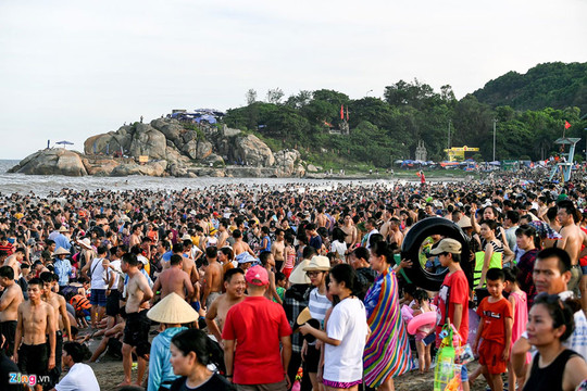 Hàng trăm nghìn người nhảy sóng ở bãi biển nước đục ngầu