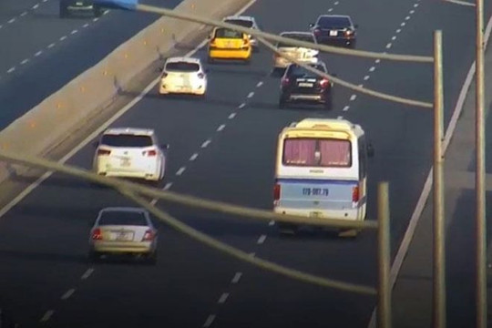 Tài xế dừng xe khách trên cao tốc để nhận đồ bị phạt 5,5 triệu đồng
