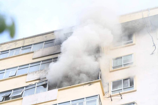Hà Nội: Nhanh chóng dập tắt hỏa hoạn tại tầng 15 chung cư Nam Trung Yên